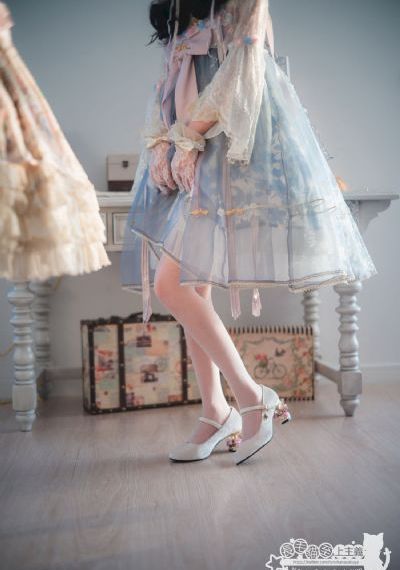 隔着衣服轻揉她的胸