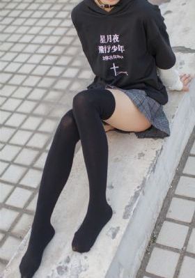 丝袜老师踩我的喷水